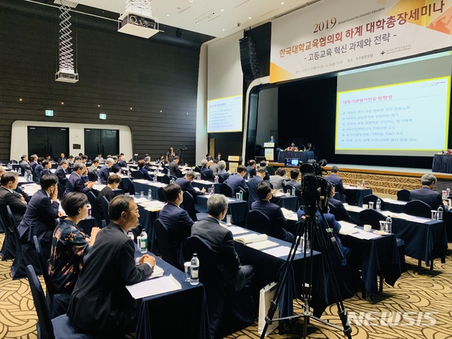 【여수=뉴시스】이연희 기자= 4년제 대학 총장들의 협의체인 한국대학교육협의회는 27일 오후 3시 전남 여수 엠블호텔에서 열린 하계대학총장세미나를 개최했다. 2019.06.27. dyhlee@newsis.com