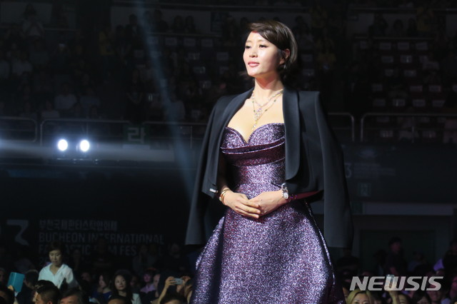 【인천=뉴시스】김민수 기자 = 27일 오후 경기도 부천체육관에서 '제23회 부천국제판타스틱영화제'가 열린 가운데 배우 김혜수가 포즈를 취하고 있다. 2019.06.27. kms0207@newsis.com