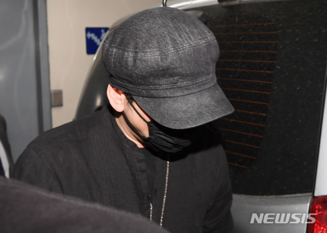 【서울=뉴시스】김진아 기자 = 양현석 전 YG엔터테인먼트 대표 프로듀서가 지난 6월27일 새벽 서울경찰청에 참고인 신분으로 소환돼 조사를 받은 후 귀가하고 있다. 2019.06.27. photo@newsis.com