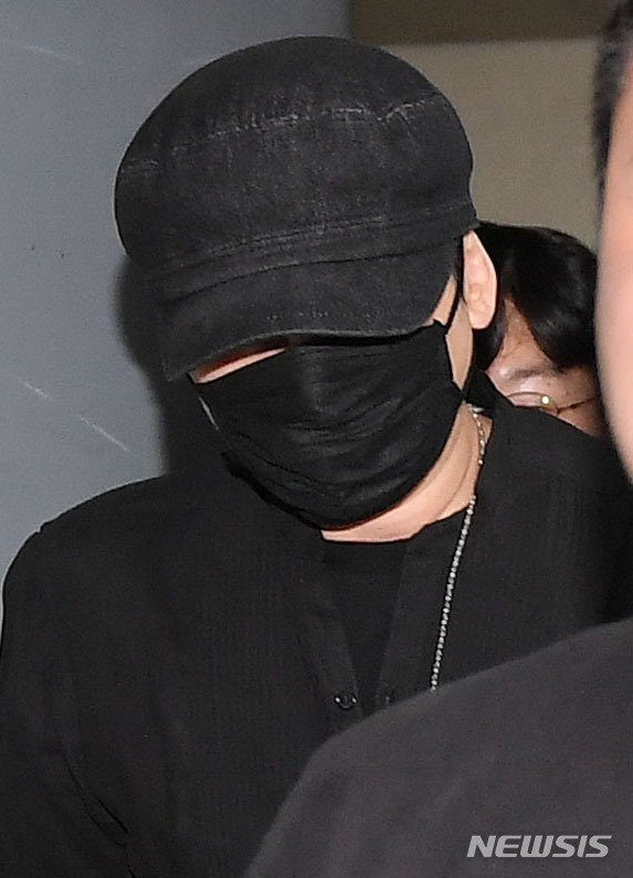 【서울=뉴시스】김진아 기자 = 외국인 투자자를 상대로 성접대를 했다는 의혹을 받고 있는 양현석 전 YG엔터테인먼트 대표 프로듀서가 지난달 27일 새벽 서울경찰청에 참고인 신분으로 소환돼 조사를 받은 후 귀가하고 있다. 2019.06.27. photo@newsis.com