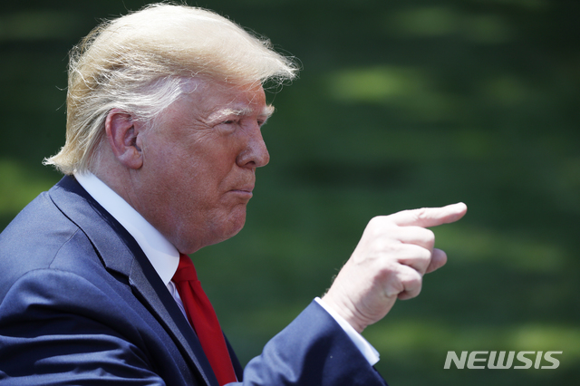 【워싱턴=AP/뉴시스】도널드 트럼프 미국 대통령이 일본 오사카에서 열리는 주요 20개국(G20) 정상회담 참석차 일본으로 떠나기 전 26일(현지시간) 백악관 사우스론에서 기자들과 얘기하고 있다. 2019.06.27.