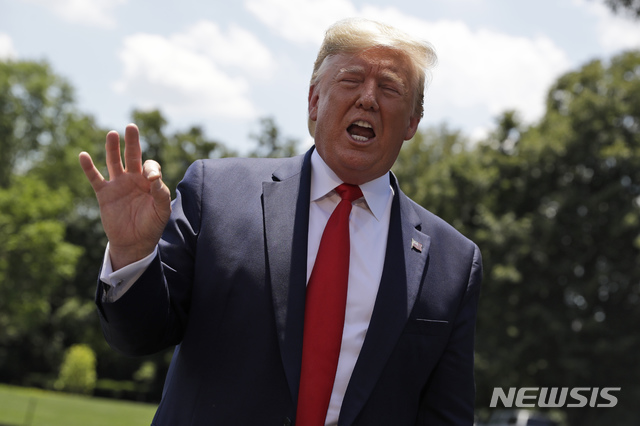 【워싱턴=AP/뉴시스】도널드 트럼프 미국 대통령이 일본 오사카에서 열리는 주요 20개국(G20) 정상회담 참석차 일본으로 떠나기 전 26일(현지시간) 백악관 사우스 론에서 기자들과 얘기하고 있다. 2019.06.27.