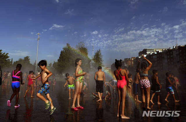 【마드리드=AP/뉴시스】 26일(현지시간) 스페인 마드리드의 한 분수대에서 어린 아이들이 뛰놀고 있다. 스페인 통계청은 26일(현지시간) 지난해 기준 스페인 인구는 27만6000명이 증가했다고 발표했다. 이는 2009년 이후 가장 가파른 증가율이다. 2019.06.27.