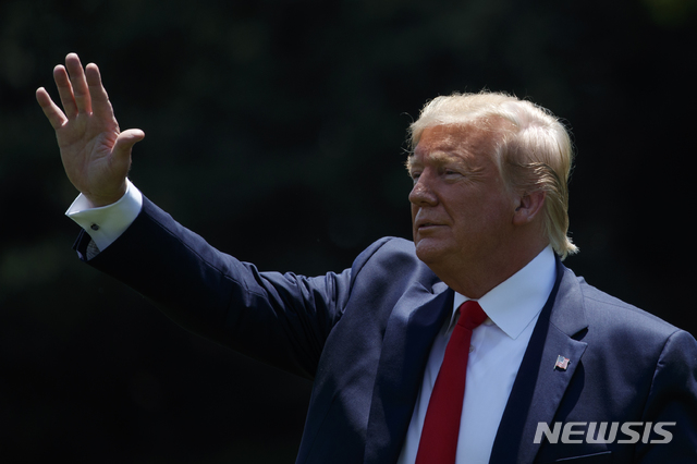 【워싱턴=AP/뉴시스】도널드 트럼프 미국 대통령이 26일(현지시간) 일본 오사카에서 열리는 주요20개국(G20) 정상회담 참석을 위해 전용기에 탑승하기 전 백악관 사우스론에서 손을 흔들고 있다. 2019.06.27. 
