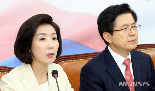 【서울=뉴시스】이종철 기자 = 27일 서울 여의도 국회에서 열린 자유한국당 최고위원회의에서 나경원 원내대표가 모두발언을 하고 있다. 2019.06.27. jc4321@newsis.com