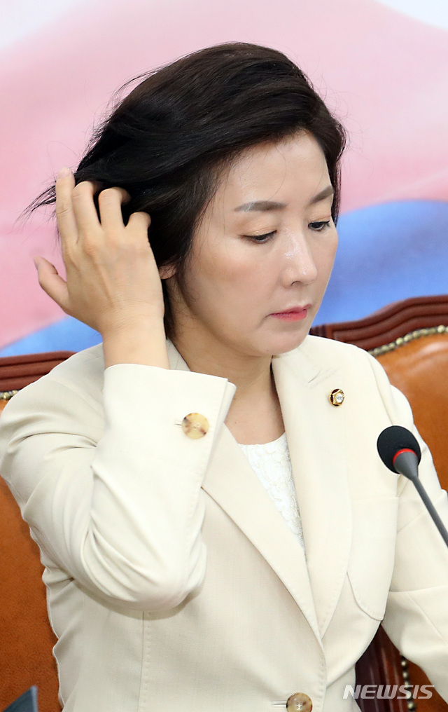 【서울=뉴시스】이종철 기자 = 27일 서울 여의도 국회에서 열린 자유한국당 최고위원회의에서 나경원 원내대표가 심각한 표정을 하고 있다. 2019.06.27.&nbsp; jc4321@newsis.com