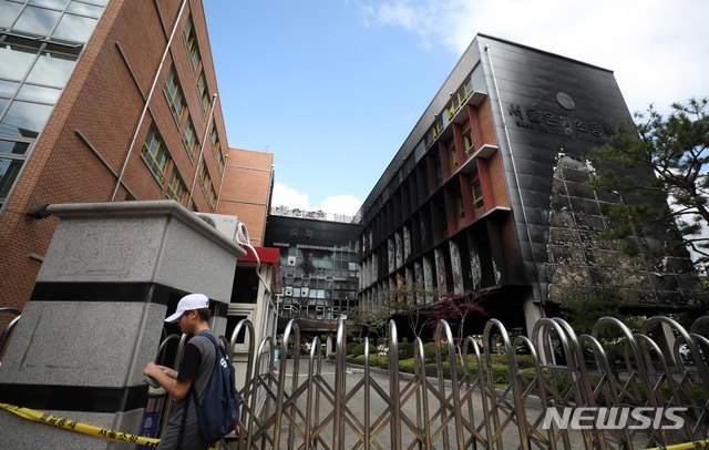 【서울=뉴시스】김선웅 기자 = 27일 서울 은평구 은명초등학교가 전날 발생한 화재로 인해 건물이 검게 그을려 있다. 2019.06.27. mangusta@newsis.com