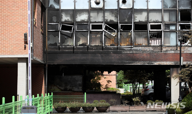 [서울=뉴시스]김선웅 기자 = 27일 서울 은평구 은명초등학교가 전날 발생한 화재로 인해 건물이 검게 그을려 있다. 2019.06.27. mangusta@newsis.com