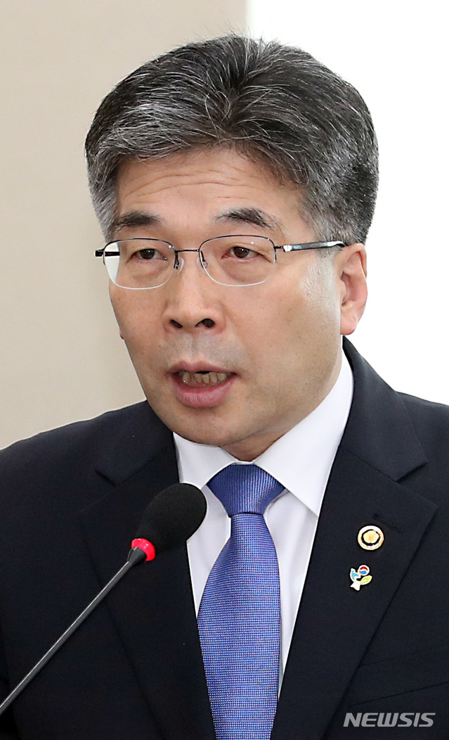 【서울=뉴시스】이종철 기자 =지난달 27일 민갑룡 경찰청장이 여의도 국회에서 보고를 하고 있다. 2019.06.27. jc4321@newsis.com
