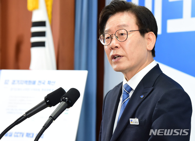 【수원=뉴시스】 김종택 기자 = 이재명 경기도지사가 27일 오전 경기도청 브리핑룸에서 '취임1주년' 기자회견을 하고 있다. 2019.06.27.semail3778@naver.com