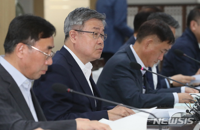 【세종=뉴시스】강종민 기자 = 이재갑 고용노동부 장관이 27일 오전 정부세종청사에서 열린 산하 공공기관장 회의에서 모두발언을 하고 있다. 2019.06.27. ppkjm@newsis.com