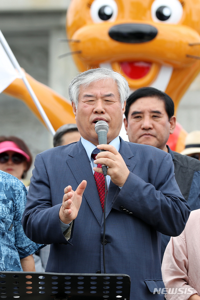 【서울=뉴시스】 이윤청 기자 = 전광훈 한국기독교총연합회 대표회장이 지난달 27일 서울 청와대 분수대 앞에서 열린 문재인 대통령 하야 촉구 기자회견에서 발언하고 있다. 2019.06.27. radiohead@newsis.com