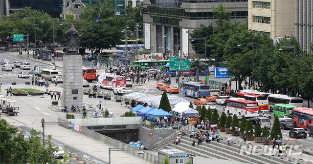 【서울=뉴시스】 고범준 기자 = 서울시가 광화문광장에 불법 천막을 설치한 우리공화당(구 대한애국당)에 대해 27일 오후 6시까지 반드시 철거할 것을 요구했다. 사진은 이날 오전 서울 종로구 광화문 광장에 우리공화당 천막들이 설치되어 있는 모습. 2019.06.27. bjko@newsis.com
