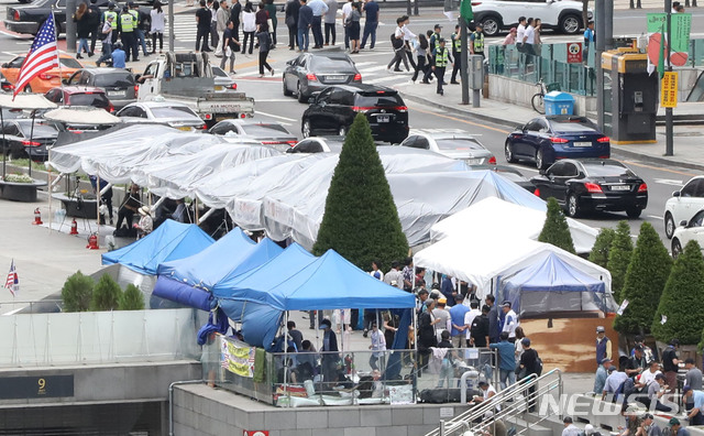 【서울=뉴시스】 고범준 기자 = 서울시가 광화문광장에 불법 천막을 설치한 우리공화당(구 대한애국당)에 대해 27일 오후 6시까지 반드시 철거할 것을 요구했다.&nbsp; 사진은 이날 오전 서울 종로구 광화문 광장에 우리공화당 천막들이 설치되어 있는 모습. 2019.06.27.&nbsp; bjko@newsis.com 