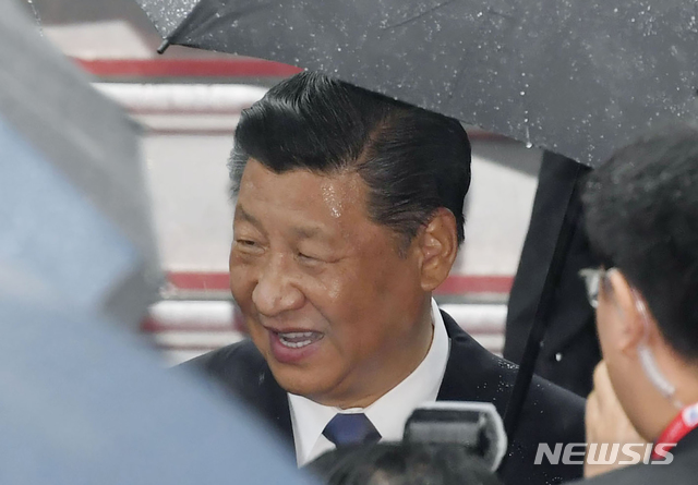 【이즈미사노=교도·AP/뉴시스】시진핑(習近平) 중국 국가주석이 오사카(大阪)에서 개최되는 G20 정상회의 참석을 위해 27일 오후 오사카부 이즈미사노(泉佐野)시에 있는 간사이(關西) 국제공항에 도착했다.2019.06.27.