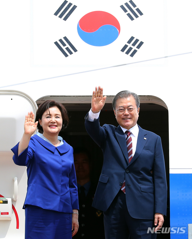【성남=뉴시스】전신 기자 = 주요 20개국(G20) 정상회의에 참석하기 위해 2박3일 일정으로 일본 오사카를 방문하는 문재인 대통령과 부인 김정숙 여사가 27일 경기도 성남 서울공항에서 공군1호기 탑승 전 손 흔들어 인사하고 있다. 2019.06.27.&nbsp;&nbsp; photo1006@newsis.com