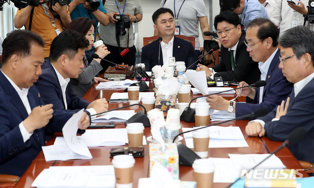 【서울=뉴시스】이종철 기자 = 27일 서울 여의도 국회에서 열린 정치개혁특위 제1소위에서 한국당 장제원 간사가 발언하고 있다. 2019.06.27. jc4321@newsis.com