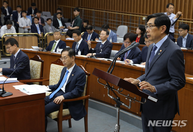 【서울=뉴시스】고승민 기자 = 27일 서울 여의도 국회에서 열린 사법개혁특별위원회 전체회의에서 박상기 법무부 장관이 법무부 개혁 관련 현안 보고를 하고 있다. 2019.06.27.kkssmm99@newsis.com