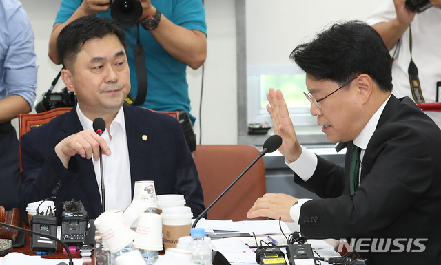 【서울=뉴시스】이종철 기자 = 27일 서울 여의도 국회에서 열린 정치개혁특위 제1소위에서 김종민 소위원장과 한국당 장제원 간사가 설전을 벌이고 있다. 2019.06.27. jc4321@newsis.com