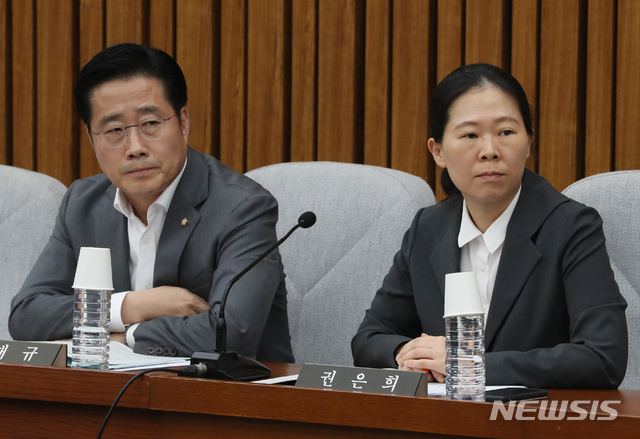 【서울=뉴시스】고승민 기자 = 27일 서울 여의도 국회에서 열린 사법개혁특별위원회 전체회의에서 바른미래당 권은희, 이태규 의원이 참석하고 있다. 2019.06.27.kkssmm99@newsis.com