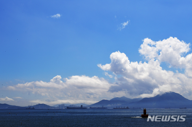 【남해=뉴시스】차용현 기자 = 장마가 잠시 소강 상태를 보인 27일 오후 경남 남해군 서면 장항마을 바닷가에서 바라본 하늘이 파란 속살을 드러내고 있다. 2019.06.27.&nbsp; con@newsis.com