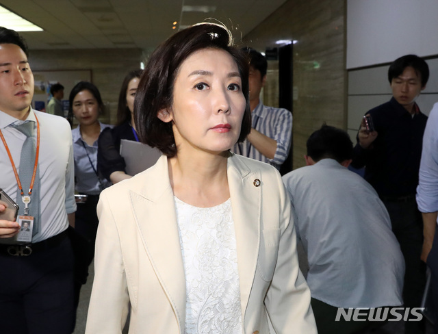 【서울=뉴시스】 박영태 기자 = 자유한국당 나경원 원내대표가 27일 오후 서울 여의도 국회 오신환 바른미래당 원내대표실에서 회동을 한 후 이동하고 있다. 2019.06.27. since1999@newsis.com