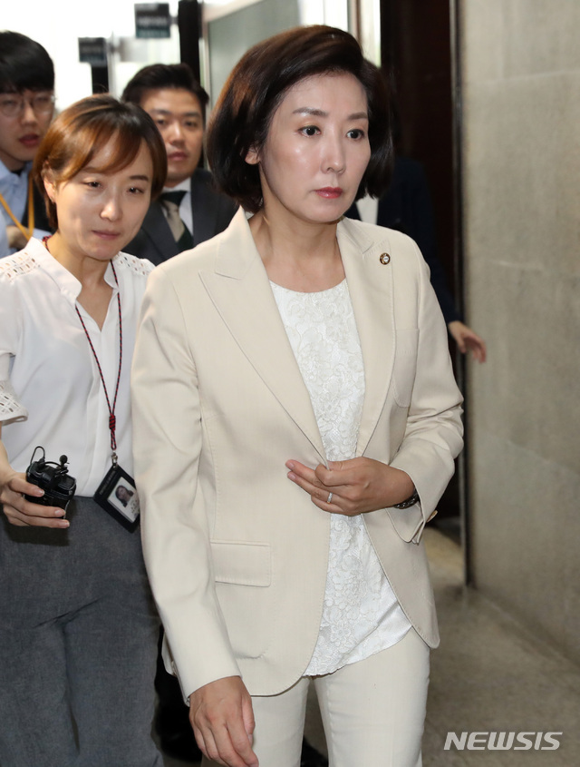 【서울=뉴시스】 박영태 기자 = 자유한국당 나경원 원내대표가 27일 오후 서울 여의도 국회 오신환 바른미래당 원내대표실에서 회동을 한 후 이동하고 있다. 2019.06.27.&nbsp; since1999@newsis.com