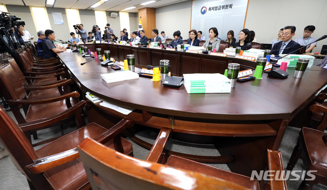 【세종=뉴시스】강종민 기자 = 최저임금 심의 법정기한인 27일 오후 정부세종청사에서 열린 최저임금위원회 전원회의에서 불참한 사용자 위원들의 자리가 텅 비어 있다. 사용자 위원들은 지난 26일 최저임금 업종별 차등적용 무산에 반발해 집단퇴장한 이후 이날 회의에도 불참했다. 2019.06.27. ppkjm@newsis.com