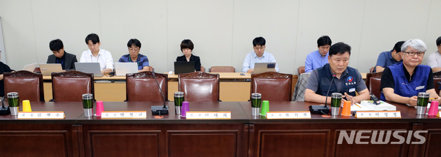 【세종=뉴시스】강종민 기자 = 최저임금 심의 법정기한인 27일 오후 정부세종청사에서 열린 최저임금위원회 전원회의에서 불참한 사용자 위원들의 자리가 텅 비어 있다. 사용자 위원들은 지난 26일 최저임금 업종별 차등적용 무산에 반발해 집단퇴장한 이후 이날 회의에도 불참했다. 2019.06.27. ppkjm@newsis.com