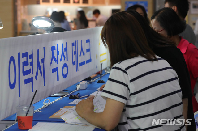 취업자 넉 달째 30만↑…역대급 고용률에도 40대만 '꽁꽁'(종합2보)