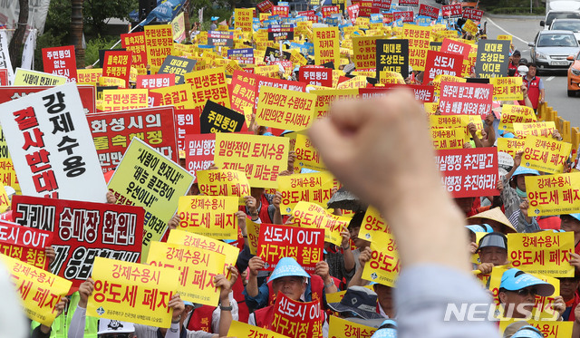 【서울=뉴시스】홍효식 기자 = 27일 오후 서울 여의도 국회 인근에서 공공주택지구 전국연대대책협의회 관계자들이 '3기 신도시 철회 및 공공주택 정책 규탄 대회'를 하고 있다. 2019.06.27.&nbsp; yesphoto@newsis.com