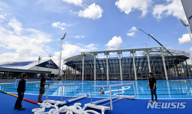 【광주=뉴시스】 신대희 기자 = 지난달 27일 광주 광산구 남부대학교에서 광주세계수영선수권대회 조직위원회 관계자들이 수구 경기장 시설물을 점검하고 있다. 2019.06.27. sdhdream@newsis.com