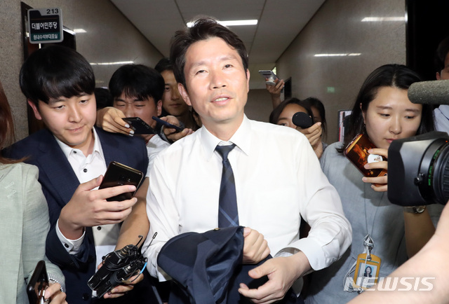 【서울=뉴시스】 박영태 기자 = 더불어민주당 이인영 원내대표가 27일 오후 서울 여의도 국회에서 이인영 바른미래당 원내대표와 회동을 끝내고 이동하고 있다. 2019.06.27.&nbsp; since1999@newsis.com