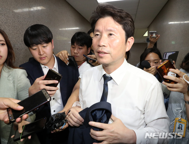 【서울=뉴시스】 박영태 기자 = 더불어민주당 이인영 원내대표가 27일 오후 서울 여의도 국회에서 이인영 바른미래당 원내대표와 회동을 끝내고 이동하고 있다. 2019.06.27.&nbsp; since1999@newsis.com 