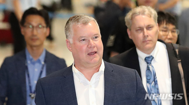 【인천공항=뉴시스】김선웅 기자 = 스티븐 비건 미국 국무부 대북정책 특별대표가 27일 오후 인천국제공항을 통해 입국하고 있다. 비건 대표는 한미 정상회담을 앞두고 비핵화 협상 관련 의제를 조율할 예정이다. 2019.06.27. mangusta@newsis.com
