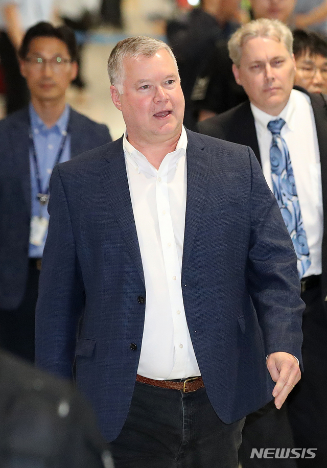 【인천공항=뉴시스】김선웅 기자 = 스티븐 비건 미국 국무부 대북정책 특별대표가 27일 오후 인천국제공항을 통해 입국하고 있다. 비건 대표는 한미 정상회담을 앞두고 비핵화 협상 관련 의제를 조율할 예정이다. 2019.06.27. mangusta@newsis.com