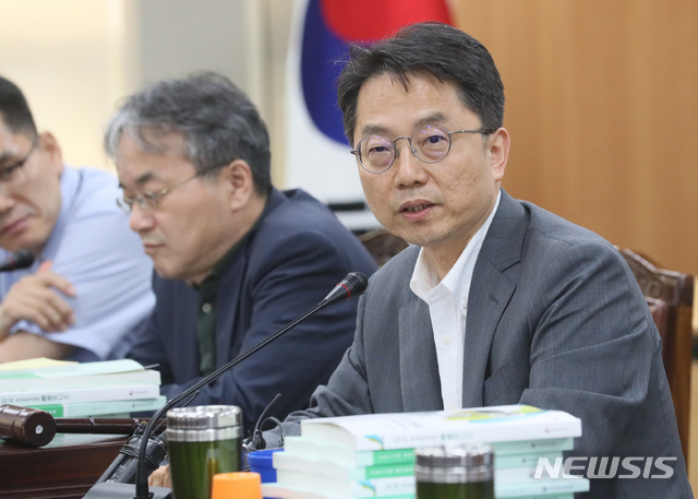 【세종=뉴시스】강종민 기자 = 박준식 최저임금위원장이 27일 오후 정부세종청사에서 이날 열린 최저임금위원회 전원회의 내용과 향후 일정 등에 대해 설명하고 있다. 이날 전원회의에는 사용자 위원들이 최저임금 업종별 차등적용 무산에 반발해 집단 불참했다. 2019.06.27.&nbsp; ppkjm@newsis.com