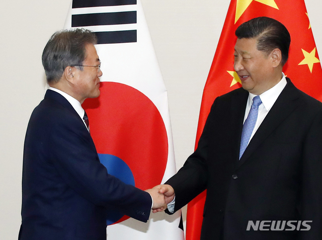 【오사카(일본)=뉴시스】박진희 기자 = 문재인 대통령과 시진핑(習近平) 중국 국가주석이 27일 일본 오사카 웨스틴 호텔에서 정상회담에 앞서 악수를 하고 있다. 2019.06.27.&nbsp; pak7130@newsis.com