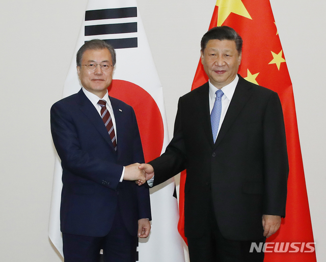 【오사카(일본)=뉴시스】박진희 기자 = 문재인 대통령과 시진핑(習近平) 중국 국가주석이 27일 일본 오사카 웨스틴 호텔에서 정상회담에 앞서 악수를 하고 있다. 2019.06.27.&nbsp; pak7130@newsis.com 