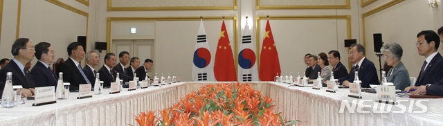 【오사카(일본)=뉴시스】박진희 기자 = 문재인 대통령이 27일 일본 오사카 웨스틴 호텔에서 시진핑(習近平) 중국 국가주석과 한·중 정상회담을 하고 있다. 2019.06.27.&nbsp; pak7130@newsis.com 