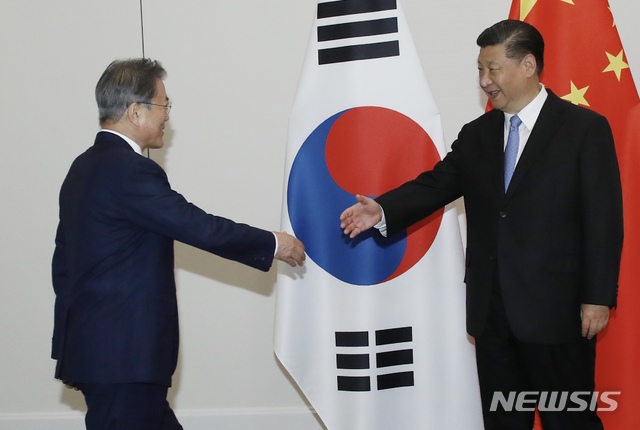 【오사카(일본)=뉴시스】박진희 기자 = 문재인 대통령과 시진핑(習近平) 중국 국가주석이 27일 일본 오사카 웨스틴 호텔에서 정상회담에 앞서 악수를 하고 있다. 2019.06.27. pak7130@newsis.com