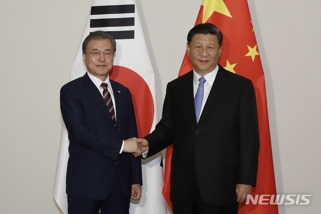 【오사카(일본)=뉴시스】박진희 기자 = 문재인 대통령과 시진핑(習近平) 중국 국가주석이 27일 일본 오사카 웨스틴 호텔에서 정상회담에 앞서 악수를 하고 있다. 2019.06.27.&nbsp; pak7130@newsis.com 