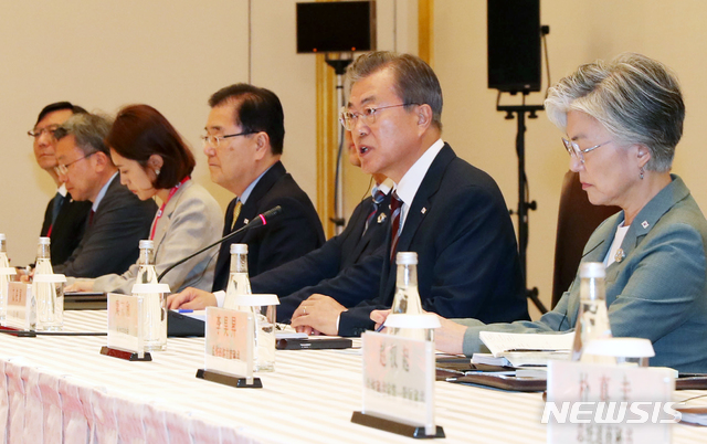 【오사카(일본)=뉴시스】박진희 기자 = 한-중 정상회담이 열린 27일 일본 오사카 웨스틴 호텔에서 문재인 대통령이 시진핑 중국 국가주석에게 인사말을 하고 있다. 2019.06.27. pak7130@newsis.com