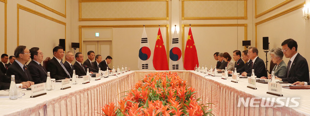 【오사카(일본)=뉴시스】박진희 기자 = 문재인 대통령이 27일 일본 오사카 웨스틴 호텔에서 시진핑(習近平) 중국 국가주석과 한·중 정상회담을 하고 있다. 2019.06.27. pak7130@newsis.com
