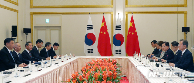 【오사카(일본)=뉴시스】박진희 기자 = 문재인 대통령이 27일 일본 오사카 웨스틴 호텔에서 시진핑(習近平) 중국 국가주석과 한·중 정상회담을 하고 있다. 2019.06.27. pak7130@newsis.com