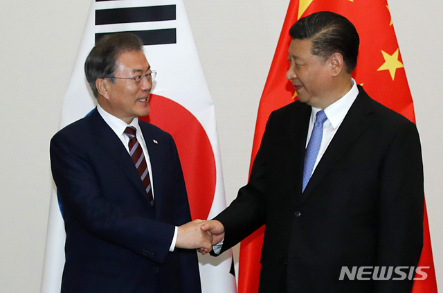 【오사카(일본)=뉴시스】박진희 기자 = 문재인 대통령과 시진핑(習近平) 중국 국가주석이 27일 일본 오사카 웨스틴 호텔에서 정상회담에 앞서 악수를 하고 있다. 2019.06.27.&nbsp; pak7130@newsis.com 