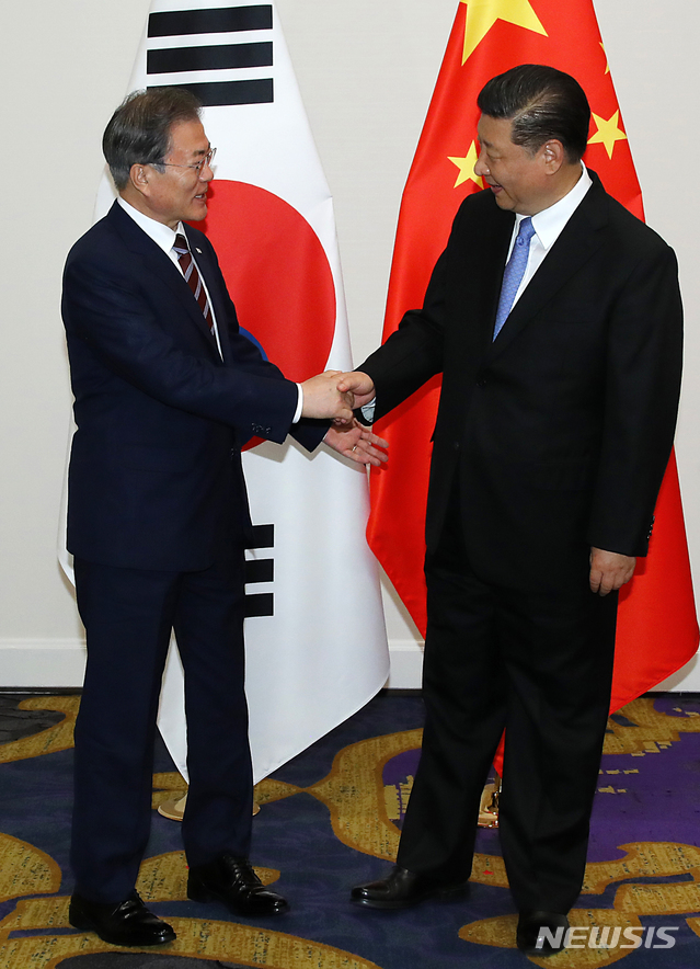 【오사카(일본)=뉴시스】박진희 기자 = 문재인 대통령과 시진핑(習近平) 중국 국가주석이 27일 일본 오사카 웨스틴 호텔에서 정상회담에 앞서 악수를 하고 있다. 2019.06.27. pak7130@newsis.com