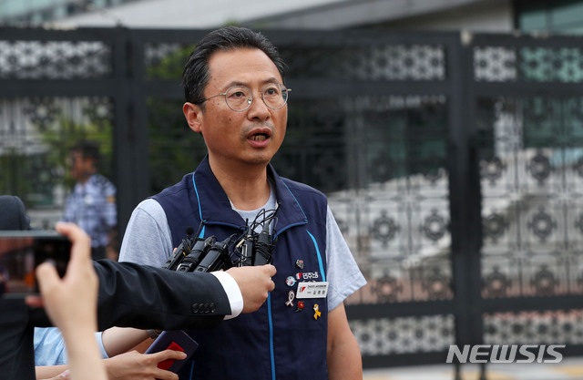 【서울=뉴시스】홍효식 기자 = 국회 앞 불법집회를 주도한 혐의로 구속돼 서울 남부구치소에 수감되어 있던 김명환 전국민주노동조합총연맹 위원장이 27일 오후 서울 구로구 남부구치소에서 6일 만에 보증금 1억 원을 납입하는 조건으로 풀려 나와 입장을 밝히고 있다. 2019.06.27.&nbsp; yesphoto@newsis.com