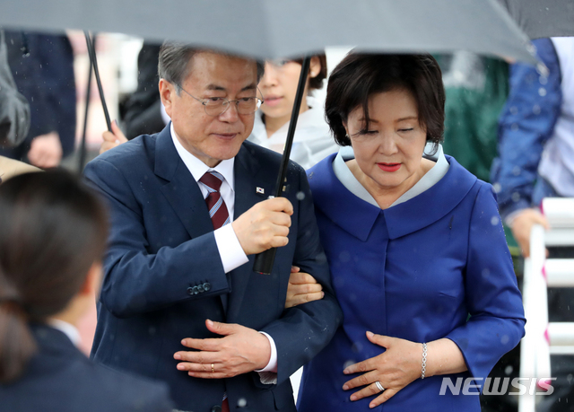 【오사카(일본)=뉴시스】박진희 기자 = 주요 20개국(G20) 정상회의 참석을 위해 일본을 방문한 문재인 대통령과 부인 김정숙 여사가 27일 오후 폭우가 내리는 오사카 간사이국제공항에 도착하여 우산을 들고 차량으로 이동하고 있다. 2019.06.27.     pak7130@newsis.com