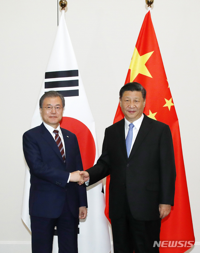 【오사카(일본)=뉴시스】박진희 기자 = 문재인 대통령과 시진핑(習近平) 중국 국가주석이 27일 일본 오사카 웨스틴 호텔에서 정상회담에 앞서 악수를 하고 있다. 2019.06.27. pak7130@newsis.com